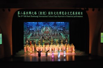 繁華盛會聚焦世界目光　繽紛“花雨”裝點美麗敦煌——甘肅省歌舞劇院中國經(jīng)典舞劇《絲路花雨》 為2017“一帶一路”媒體合作論壇開幕演出