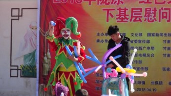 甘肅省雜技團(tuán)赴張家川縣胡川鎮(zhèn)、川王鎮(zhèn)、大陽(yáng)鎮(zhèn)、劉保鎮(zhèn)、秦安鄉(xiāng)、木河鄉(xiāng)等村鎮(zhèn)開(kāi)展2018年“我們的中國(guó)夢(mèng)”——文化進(jìn)萬(wàn)家暨隴原“紅色文藝輕騎兵”文化惠民演出活動(dòng)