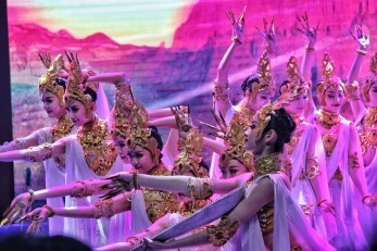 教育部、文化和旅游部、財(cái)政部2019年高雅藝術(shù)進(jìn)校園——中國(guó)經(jīng)典舞劇《絲路花雨》在濟(jì)南歷城二中華彩綻放