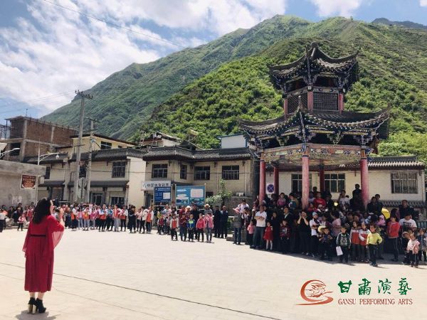 甘肅演藝集團(tuán)2019“我們的中國(guó)夢(mèng)”——文化進(jìn)萬(wàn)家暨隴原“紅色文藝輕騎兵”省曲藝團(tuán)小分隊(duì)赴隴南市宕昌縣惠民演出