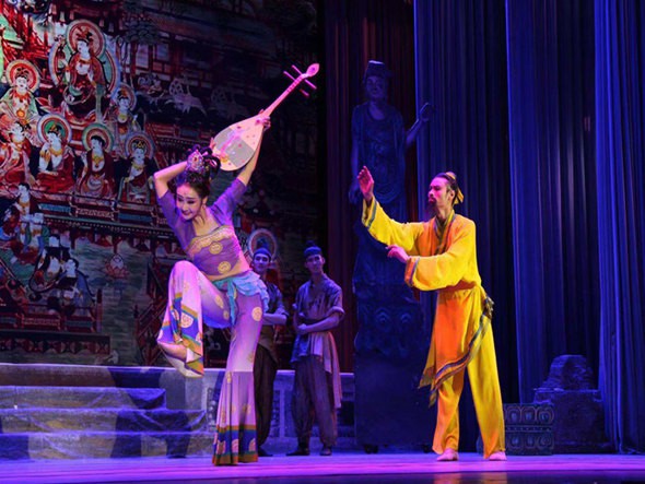 教育部、文化和旅游部、財(cái)政部2019年高雅藝術(shù)進(jìn)校園——舞劇《絲路花雨》與長(zhǎng)春高校師生如約而至