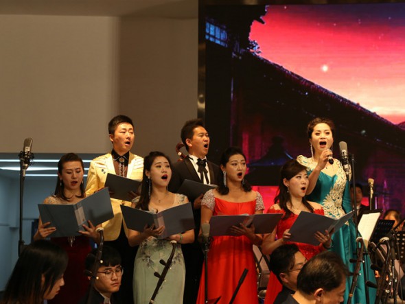 甘肅省慶?！靶轮袊闪?0周年”精品劇目展演——中外影視經(jīng)典民族交響音樂會《歲月留聲》于蘭州理工大學精彩上演