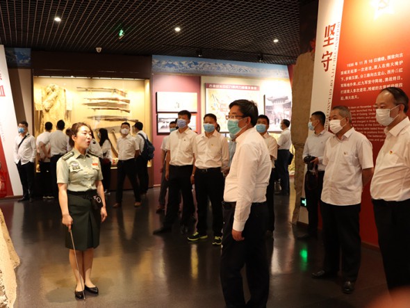 “ 傳承紅色基因，學(xué)習(xí)時(shí)代楷模，講好中國(guó)故事”——甘肅演藝集團(tuán)機(jī)關(guān)黨支部聯(lián)合演出公司、舞美中心黨支部赴古浪開展主題黨日活動(dòng)