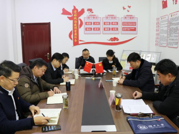 甘肅演藝集團黨委委員、副總經(jīng)理張國偉為演出公司、舞美中心黨員干部職工 作黨的十九屆五中全會精神宣講